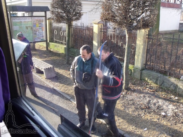 01_Vejde se tam jeste jedna lyze.jpg